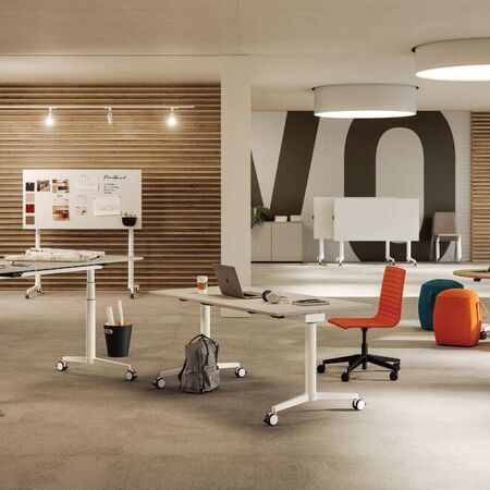 höhenverstellbare und klappbare Schreib-, Seminar- und Bistrotische der Reihe Pontis Hypa von Assmann