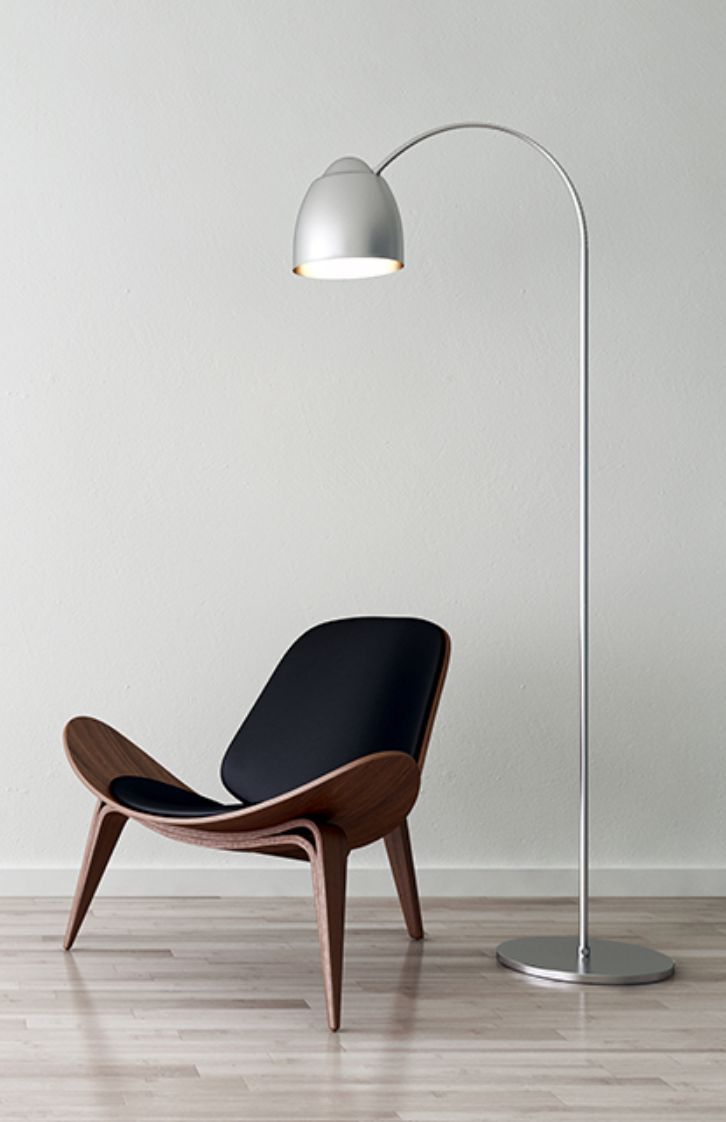 Minimalistischer Stuhl neben einer Stehlampe